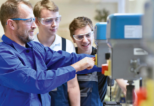 Die physikalischen und technischen Eigenschaften von Wasserstoff werden vermittelt.