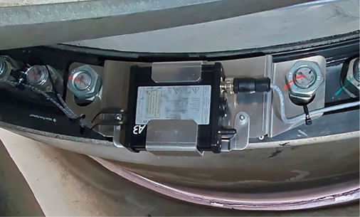 Der Sensor mit dem Lichtwellenleiter am Blattlager.