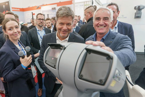 Husum Wind 2023: Der damalige Wirtschaftsminister Robert Habeck lässt sich ein Kamerasystem zur Vogeldetektion erklären.