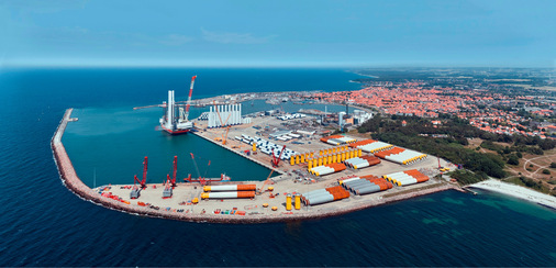 Verladeterminal für die Groß­komponenten des ersten polnischen Offshore-Windparks Baltic Power im Hafen von Rønne auf der dänischen Insel Bornholm. In dem 1,2-Gigawatt-Projekt von Orlen und Northland Power sind bis Anfang August 2025 die ersten fünf 15-Mega­watt-Anlagen errichtet worden.