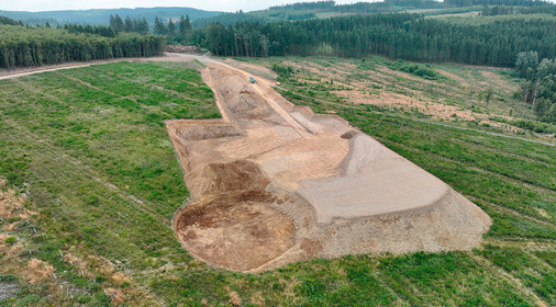 Baufeld des Windparks Sundern, hier planen Stadtwerke-Gemeinschaftsunternehmen Trianel, Stadt Sundern und die regionalen Einheiten von Sparkassen und Volksbank einen 67-Megawatt-Windpark mit zwölf Enercon-Anlagen vom Typ E-160-5,56 Megawatt. ­Geplante Inbetriebnahme ist Ende 2026.