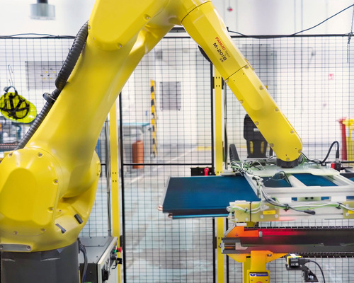 Einen Teil der Arbeit bei der Herstellung von Wärmepumpen übernehmen Roboter. Die Automation hat in der modernen Fabrik eine großen Anteil.