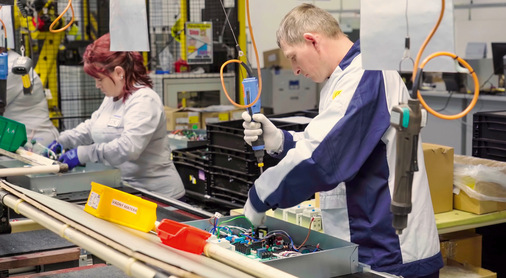 Viele Mitarbeiter übernehmen die Kontrolle und Prüfung von den im Werk gefertigten Teile wie Platinen.