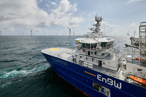 Offshore-Service-Schiff im Windpark Hohe See