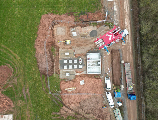 Bau eines Umspannwerks aus der Luft betrachtet