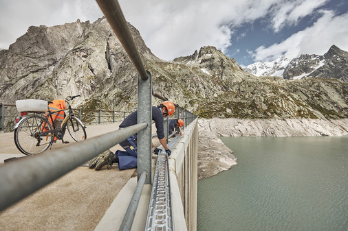 Solaranlage an der Staumauer des AlbignaseesInsgesamt etwa sechs Kilometer Kabel mussten die Handwerker der Elektrizitätswerke Zürich verlegen.