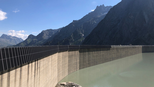 Solaranlagen an der Staumauer des AlpigaseesEin großer Teil der Module ist schon montiert. Aufgrund des guten Wetters kommt der Bau der Anlage gut voran.