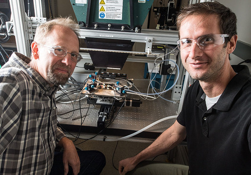 <p><strong>Solarzellenforschung am NREL</strong></p><p>John Geisz (links) und Ryan France haben maßgeblich an der Entwicklung der neuen Solarzelle mitgewirkt.</p> - © Foto: NREL