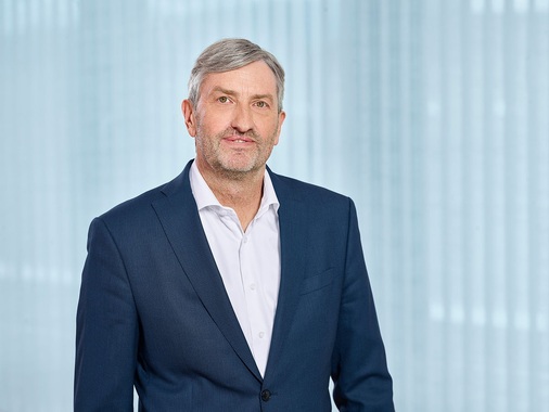 Ralf Breuer, Geschäftsführer der UKA Meißen Projektentwicklung: „Die klassische Projektierung von Onshore-Windparks bleibt auch 2019 unser ‚Brot und Butter‘-Geschäft. Dabei kooperieren wir künftig verstärkt auch mit regionalen Projektierern. Zdiversifizieren wir unser Geschäft ein Stück weit. Nachdem wir 2018 mit dem Aufbau des Solargeschäfts begonnen und erste Flächen akquiriert haben, werden wir diese Freiflächen-Projekte 2019 deutlich forcieren.“