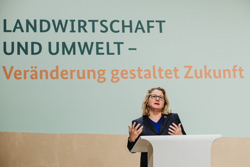 <p>Bundesumweltministerin Svenja Schulze verlangt Besserung - Landwirtschaft trägt zum überzogenen CO2-Budget bei</p> - © Foto: BMU - Sascha Hilgers