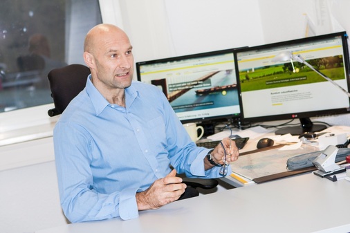 Holger Fritsch, Geschäftsführer Bachmann Monitoring: "Wird es 2019 durch uns mehr Steuerungsintelligenz für Windparks geben, dass also Anlagen sich „klüger“ verhalten? Eindeutig ja! Zum Beispiel Windturbinen mit „individual pitch control" (IPC) sehr stark auf den Markt. Und dieses IPC hilft natürlich auch im Bereich der Türme. Es bringt Materialeinsparungen. Solche schlankeren Turmdesigns erfordern eine durchdachte Turmstruktur-Formgebung und die Vermeidung ungünstiger Betriebszustände."