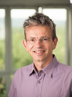 Alexander Koffka, Geschäftsleitung Investorenbetreuung, Abo Wind: "Der Anteil Deutschlands am Umsatz der Abo Wind AG ist von einst 70 Prozent auf unter die Hälfte gesunken und wird wohl weiter fallen. Entscheidender ist, dass wir die Zahl der Länder,  in denen wir als Planer aktiv sind, seit 2015 auf 17 mehr als verdoppelt haben. Unter diesen 17 wird Deutschland wohl am bedeutendsten bleiben. Global ist zu konstatieren, dass die Perspektiven durch die erreichten Kostensenkungen immer besser werden."