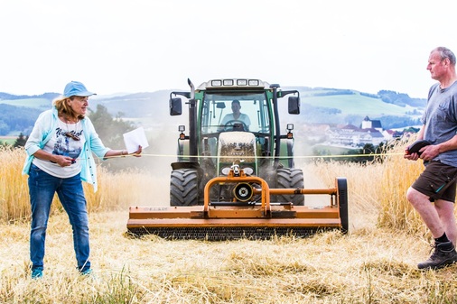 <p><strong>Kunst per Traktor.</strong></p><p>Künstlerin und Landwirte sind am Werk.</p> - © Foto: Astrid Knie