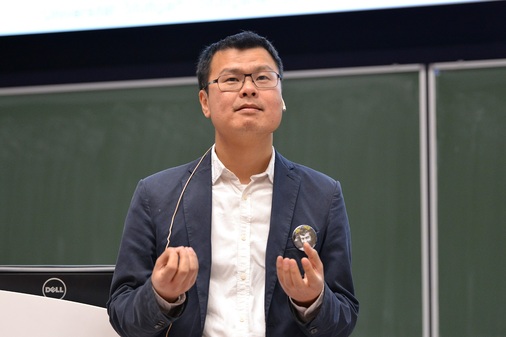 <p><strong>Po-Wen Cheng, Professor am Stuttgarter Lehrstuhl für Windenergie SWE: &quot;Die schwimmenden Windenergieanlagen werden in den kommenden Jahren sich weiterentwickeln. Herausforderung ist die Kostenoptimierung von Komponenten wie der schwimmenden Substruktur, </strong></p><p>dynamischer Kabel, der Vertäuungssysteme und die Regelung von schwimmenden Windenergieanlagen. Unserer Forschungsschwerpunkt liegt in dem Verständnis von der Dynamik schwimmender Windenergieanlagen: Wie kann man sie regeln damit das System stabil bleibt</p> - © Foto: SWE - ifb - Universität Stuttgart