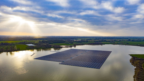 Floating-PV-Anlage BomhofsplasWenn der schwimmende Solarpark auf dem Baggersee Bomhofsplatz fertig ist, wird er der derzeit größte dieser Art außerhalb Chinas sein.