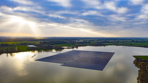 <p><strong>Floating-PV-Anlage Bomhofsplas</strong></p><p>Wenn der schwimmende Solarpark auf dem Baggersee Bomhofsplatz fertig ist, wird er der derzeit größte dieser Art außerhalb Chinas sein.</p> - © Foto: Baywa r.e.