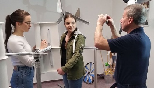 Schülerinnen mit C-Rotor nach dem Basteln - und Autor Günther Hacker.