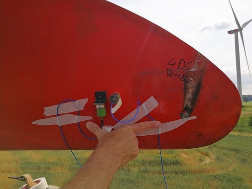 Rotorblatt im Blick!An dem Rotorblatt einer 2-Megawatt-Anlage wird die Schwingungsmessung vorgenommen.