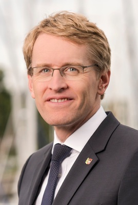 <p><strong>Daniel Günther, Ministerpräsident Schleswig-Holstein</strong></p><p>„Es geht nicht, dass Privathaushalte und Unternehmen jährlich mehrere hundert Millionen Euro für Strom zahlen müssen, der nicht produziert wird, weil die Kapazität des Netzes nicht ausreicht.“</p> - © Foto: Staatskanzlei Schleswig-Holstein, Presse- und Informationsstelle der Landesregierung / CC BY-SA 4.0