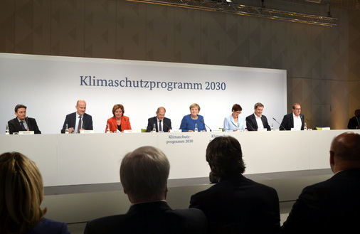 Klimaschutzprogramm 2030Völlig übermüdet präsentiert die Bundesregierung die Ergebnisse des nächstlichen Beratungsmarathons. Von links: die beiden Fraktionsvorsitzenden Rolf Mützenich (SPD) und Ralph Brinkhaus (CDU), SPD-Vorsitzende Malu Dreyer, Bundesfinanzminister Olaf Scholz, Bundeskanzlerin Angela Merkel, CDU-Vorsitzende Annegret Kramp-Karrenbauer, CSU-Chef Markus Söder und CSU-Landesgruppenchef Alexander Dobrindt. Auch die andern Minister waren anwesend. Im Vordergrund: Bundesumweltministerin Svenja Schulze, Innen- und Bauminister Horst Seehofer, Verkehrsminister Andreas Scheuer und Wirtschaftsminister Peter Altmaier.