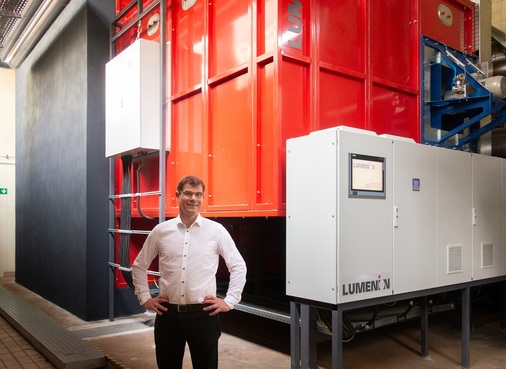 Lumenion-Geschäftsführer Hanno Balzer vor dem Hochtemperatur-Stahlspeicher in der Wohnsiedlung Tegel Süd