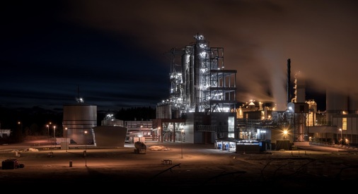 <p>Pilotprojekt in Finnland: Das Unternehmen Forchem veredelt Kiefernöl zu Tierfutter - und will die Prozesswärme künftig mit LNG und Biogas erzeugen. Die Kombination mit erneuerbaren Energien ist ein nicht seltenes Modell für die Markteinführung des LN</p> - © Foto: Jari Aro-Heinila - MAN Energy Solutions