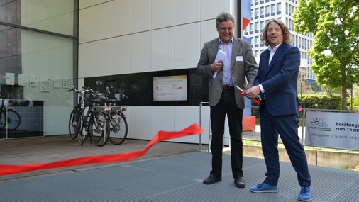 Solarzentrum Berlin EröffnungUwe Hartmann von der DGS Berlin (links) und Christian Rickerts von Berliner Wirtschaftssenat eröffnen die neue Beratungsstelle.