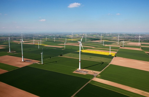 Ausbau nach Plan: Erfüllen Bundesländer eigene Windparkzubauquoten, so fordert die SPD-Bundestagsfraktion, sollen sie eigene Raster für Mindestabstände zu Siedlungen anlegen dürfen.DE Windfeld Rheinhessen Pfalz Flomborn Stetten Mai 2013 (6).jpg, Repowering