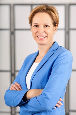 Mandy Bojack, Geschäftsführerin Sabowind: "Der Gesetzgeber lässt uns auch für 2019 weiter in der Planungsunsicherheit. Ja, wir werden uns an den Ausschreibungen beteiligen. Ich würde uns in der Windbranche alle als Berufsoptimisten bezeichnen. Wir alentwickeln heute Projekte, für deren Umsetzung wir die Gesetzesgrundlage gemäß Fortschreibung des EEG noch nicht kennen. Wir werden in 2019 in gleicher wie bisher neue Projekte umsetzen. Den eigenen Service und die Wartung werden wir weiter ausbauen.