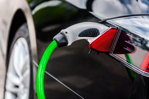 E-Mobilität ist in Norwegen auf dem Vormarsch. Electric car charging in EV charging station