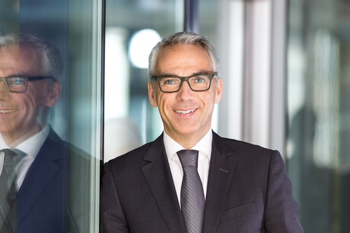 Carsten Hoffmann, Vorstand GGEW AG: "Es soll künftig verstärkt unternehmensweit wertschöpfungsübergreifend gedacht werden und hierdurch sollen neue Energiedienstleistungen entstehen - von der Energieerzeugung über die Netze und den Handel bis hinzu den Verbrauchern. In einem ersten Schritt nehmen wir an einem Forschungsprojekt mit Schwerpunkt "predictive maintenance" teil. Ziel ist, die Anlagen besser zu verstehen und Rückschlüsse auf einen optimalen Betrieb zu ziehen: mit digitaler Technik." 