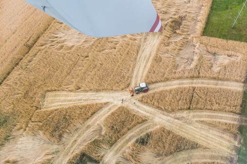 Arbeiten Im Kornfeld.Hier entsteht ein Landschaftskunstwerk.