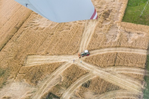 <p><strong>Arbeiten Im Kornfeld.</strong></p><p>Hier entsteht ein Landschaftskunstwerk.</p> - © Foto: Astrid Knie