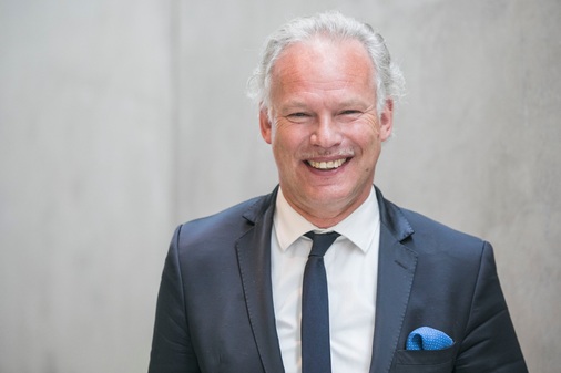 Hermann Albers, Präsident Bundesverband Windenergie: "Der Point of no Return der Energiewende ist längst überschritten. Die AKW-Abschaltung steht fest. Der Ausstieg aus Kohleverstromung kommt. Die Politik muss den Weg in eine neue Energieweltaktiv unterstützen. Es braucht wieder eine optimistisch positive Kommunikation. Dies wird Länder und Kommunen den Rücken stärken. Dafür sollte das überschaubare Flächenziel 2 Prozent für Windparks an Land ins Bundesraumordnungsgesetz aufgenommen w