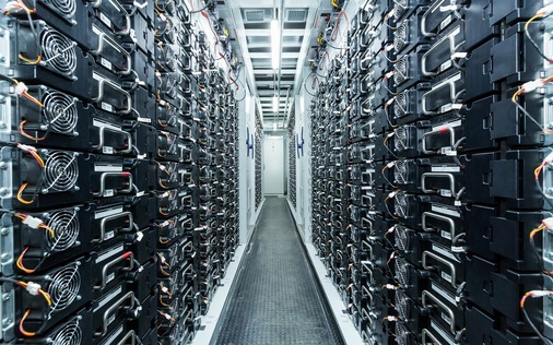 Speichern?Ein 15-Megawatt-Batteriespeicher sorgt dafür, dass das Hybridregelkraftwerk das Stromnetz mit positiver oder negativer Regelenergie stabilisieren kann.