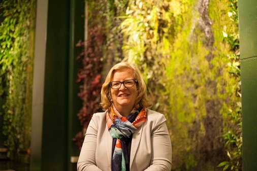 Christine Lins, seit über 20 Jahren in der Regenerativbranche tätig, war lange Geschäftsführerin von REN21, dem internationalen Netzwerk für erneuerbare Energien in Paris. Sie hat das Global Women‘s Network for the Energy Transition (GWNet) mitgegr