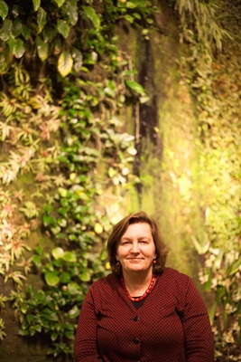 Hanne May war Chefredakteurin eines Regenerativmagazins. Sie hat als Energieexpertin für eine internationale Kommunikationsagentur gearbeitet und das Netzwerk Women of Wind Energy mitgegründet. Heute ist sie Kommunikationsleiterin bei der Deutschen Ener