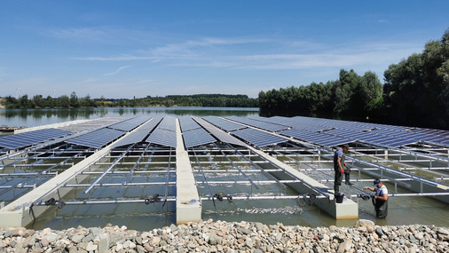 <p><strong>Floating PV im Kieswerk</strong></p><p>Die schwimmenden Stahlkörper werden miteinander verbunden. Auf diese Konstruktion kommt dann das eigentliche Montagesystem für die Module.</p> - © Foto: Rheinland Solar