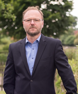 <p><strong>Alexander Jäger-Bloh, Geschäftsführer Dean-Gruppe: „Die Genehmigungsverfahren für Windenergieprojekte werden in Deutschland immer anspruchsvoller. Derzeit herrscht ein Genehmigungsstau. Verfahren müssen immer öfter zur Erreichung hoher Rechtssiche</strong></p><p>als öffentliche Verfahren geführt werden. Das Erstellen von Bebauungsplänen erhöht da die Sicherheit am Standort und schützt vor konkurrierenden Projekten. Letztlich verhindert aber diese Sorgfalt nicht, dass viele Genehmigungen angegriffen werden."</p> - © Foto: deanGruppe <p><strong>Alexander Jäger-Bloh, Geschäftsführer Dean-Gruppe: „Die Genehmigungsverfahren für Windenergieprojekte werden in Deutschland immer anspruchsvoller. Derzeit herrscht ein Genehmigungsstau. Verfahren müssen immer öfter zur Erreichung hoher Rechtssiche</strong></p><p>als öffentliche Verfahren geführt werden. Das Erstellen von Bebauungsplänen erhöht da die Sicherheit am Standort und schützt vor konkurrierenden Projekten. Letztlich verhindert aber diese Sorgfalt nicht, dass viele Genehmigungen angegriffen werden."</p> - © Foto: deanGruppe