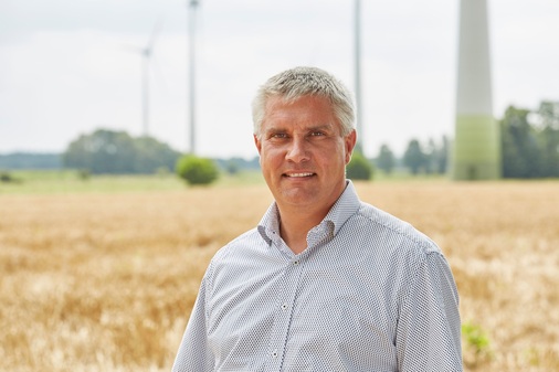 <p><strong>Jens Edler-Krupp, Leiter Wind Onshore Deutschland, Innogy SE: „Innogy sieht in Deutschland nach wie vor den europäischen Wachstumsmarkt für Wind Onshore. Das liegt an der hierzulande hohen Verlässlichkeit der Ausbauziele. Kehrtwenden, wie wir sie in </strong></p><p>Großbritannien, Polen, Spanien schon sahen, sind hier nicht zu erwarten. Jedoch wird es mehr zu einem Glückspiel, ob Projekte realisiert werden können. Zu Windparks, deren Vergütung endet: Wir unterstützen, die Fläche wo möglich für Repowering zu </p> - © Foto: Herbert Ohge Photographie