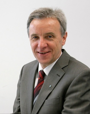 Johannes Lackmann, Geschäftsführer Westfalenwind: "Nach meiner Einschätzung wird der Genehmigungsstau weiter anhalten. Des Weiteren sind die BImSchG-Verfahrensdauern schon so lang, dass die genehmigten WEA oft nicht mehr dem Stand der Technik entsprechund nach erteilter Genehmigung umgeplant werden müssen. Das gilt selbst an Repowering-Standorten, wo seit 18 Jahren konfliktfrei WEA betrieben werden. Wir müssen die Illusion beenden, Klimaschutz und Energiewende seien zusammen Ziele der Umweltbewegung.