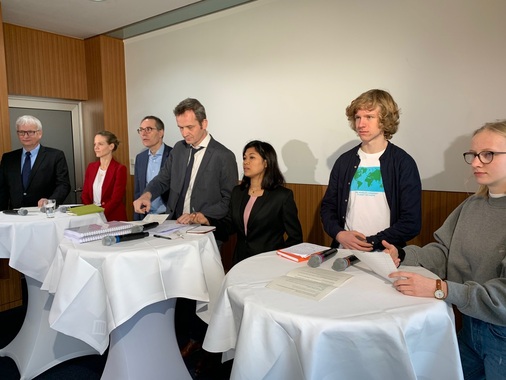 Kläger und Unterstützer: Jürgen Resch, Sascha Müller-Kraenner (beide DUH), Remo Klinger, Yi Yi Prue, Jonathan Heckert, Miriam Siebeck