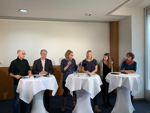 <p><strong>Klägergruppe mit Prof. Ekardt, Christoph Bals (Germanwatch), RA Roda Verheyen, Sophie Backsen, Luisa Neubauer, Greenpeace-Expertin Anike Peters</strong></p> - © Foto: Nicole Weinhold