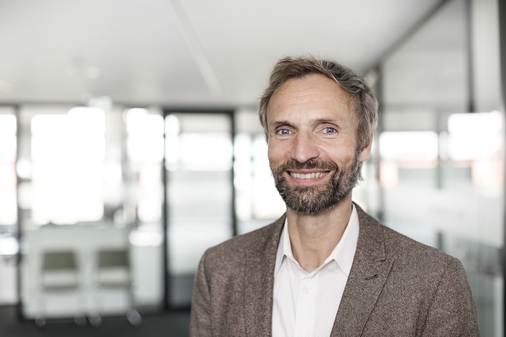 Matthias Brandt, Vorstand Deutsche Windtechnik AG: "Die Deutsche Windtechnik setzt in 2019 ihr internationales Wachstum verstärkt fort. Die ausländischen Märkte werden sukzessive aufgebaut. 2018 wurden die ersten zwei interkontinentalen Einheitengegründet: USA mit Schwerpunkt onshore und Taiwan mit Schwerpunkt offshore. Für 2019 steht ein Ausbau der Offshore-Aktivitäten in UK an. Geschäfte bahnen sich latent in weiteren Märkten an, infolge steigenden Internationalisierungsgrades unserer Kund