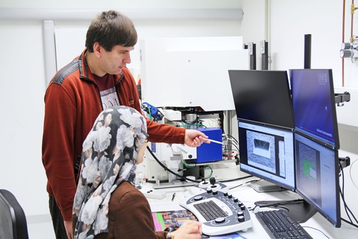 Wissenschaftliche Arbeit.Forschende charakterisieren die Morphologie des Eierschalenmaterials mithilfe eines Rasterelektronenmikroskops