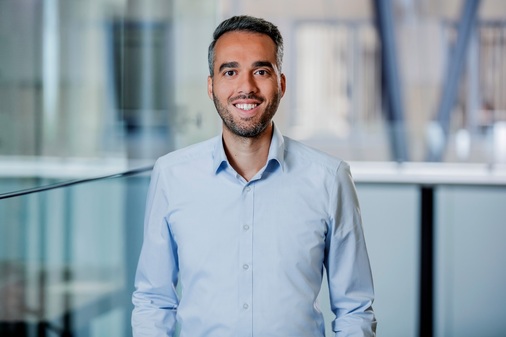 <p><strong>Mohamed Al-Shraydeh, Produktverantwortlicher für Crowdinvesting bei der Deutschen Kreditbank AG (DKB)</strong></p><p>DKB: Portrait, aufgenommen am 28.08.2020 in Berlin   /// Foto: Mo Wüstenhagen</p> - © Foto: Monique Wüstenhagen - DKB