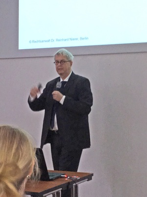 Reinhard Nierer bei seinem Vortrag