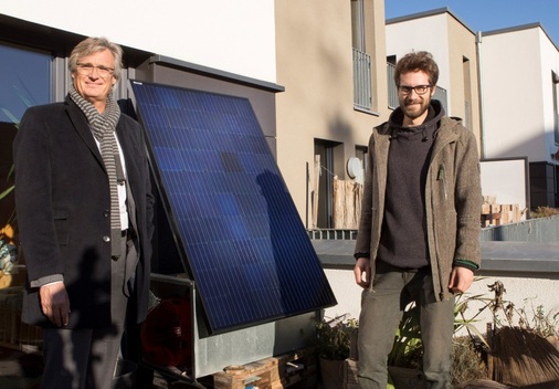 SteckersolaranlageThorsten Radensleben, Vorstandsvorsitzender von Badenova, stellt zusammen mit einem der Beteiligten - Hannes Fugmann - das Innovationsprojekt "PV-Anlage für die Steckdose" vor.