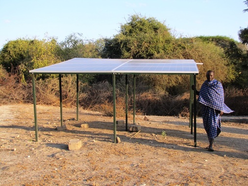 <p><strong>Maasai-Bewohner am Solarmodul der Entsalzungsanlage</strong></p><p>&amp;#xA;&amp;#x9;&amp;#x9;&amp;#x9;&amp;#x9;&amp;#x9;</p> - © Foto: Westhauser
