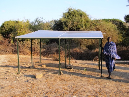 Maasai-Bewohner am Solarmodul der Entsalzungsanlage&amp;#xA;&amp;#x9;&amp;#x9;&amp;#x9;&amp;#x9;&amp;#x9;